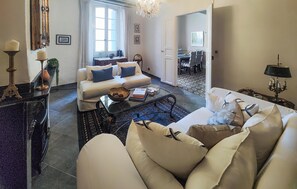 Living area - Nice home in Saint-Chinian with WiFi (Saint-Chinian)