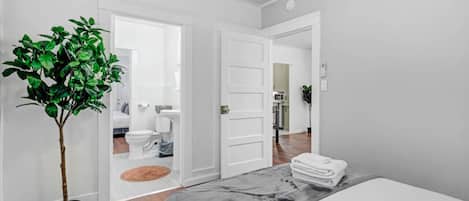 3 habitaciones, escritorio, tabla de planchar con plancha y wifi gratis