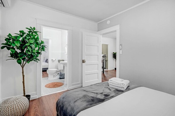 3 bedrooms, desk, iron/ironing board, free WiFi