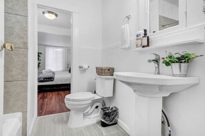 مجففات شعر، مناشف، صابون، شامبو