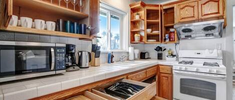 Refrigerador, microondas, horno, placa de cocina