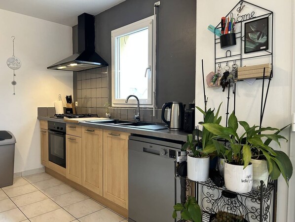 Kühlschrank, Mikrowelle, Ofen, Geschirrspüler