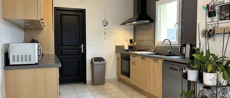 Réfrigérateur, micro-ondes, four, lave-vaisselle