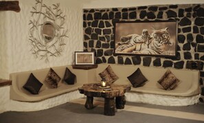 Lobby sitting area - Bandhavgarh Meadows (Manpur)