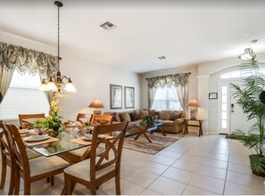 Dining - 6 bedroom 5 bathroom villa on Windsorhills resort with extended pool deck (Kissimmee)