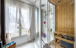 Shower, hair dryer - Nice home in Le Vaumain with sauna (Le Vaumain)