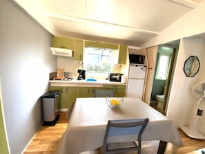 Fridge, microwave, oven, electric kettle - Charming chalet located in a 4-star  campsite - 6 people (GUIDEL-PLAGES)