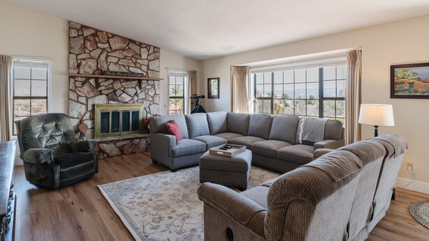 Living area - Mingus Mountain Vista: Views, Shopping, Relaxation. 20 Minutes to Sedona  (Cottonwood)