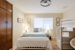 4 habitaciones, tabla de planchar con plancha, wifi y ropa de cama 