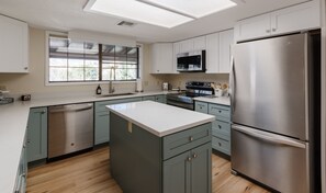 Private kitchen - Mingus Mountain Vista: Views, Shopping, Relaxation. 20 Minutes to Sedona  (Cottonwood)