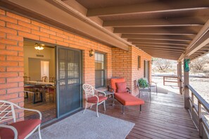 Outdoor dining - Mingus Mountain Vista: Views, Shopping, Relaxation. 20 Minutes to Sedona  (Cottonwood)