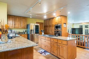 Fridge, microwave, oven, stovetop - 5br/3.5ba Estate Sleeps 10 w Pool, Jacuzzi, Playground, Game Room, fire pit (Atascadero)
