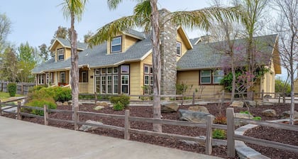 5br/3.5ba Estate Sleeps 10 w Pool, Jacuzzi, Playground, Game Room, fire pit