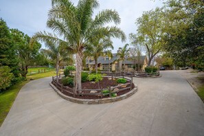 Property grounds - 5br/3.5ba Estate Sleeps 10 w Pool, Jacuzzi, Playground, Game Room, fire pit (Atascadero)