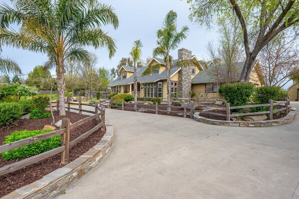 Exterior - 5br/3.5ba Estate Sleeps 10 w Pool, Jacuzzi, Playground, Game Room, fire pit (Atascadero)