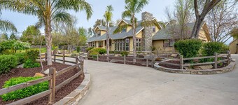 5br/3.5ba Estate Sleeps 10 w Pool, Jacuzzi, Playground, Game Room, fire pit