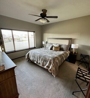 4 bedrooms, iron/ironing board, free WiFi, bed sheets - Cozy and luxurious 4-bedroom "Lake Retreat in the Heart of Arnolds Park!" (Arnolds Park)