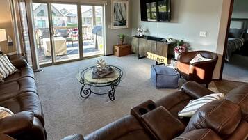 TV connectée, lecteur de DVD, livres