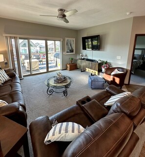 Smart TV, DVD player, books - Cozy and luxurious 4-bedroom "Lake Retreat in the Heart of Arnolds Park!" (Arnolds Park)