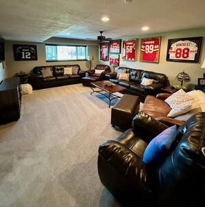 Smart TV, DVD player, books - Cozy and luxurious 4-bedroom "Lake Retreat in the Heart of Arnolds Park!" (Arnolds Park)