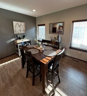 Dining - Cozy and luxurious 4-bedroom "Lake Retreat in the Heart of Arnolds Park!" (Arnolds Park)
