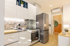 Refrigerador, microondas, lavavajillas y cafetera y tetera 