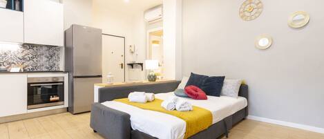 2 bedrooms, desk, iron/ironing board, WiFi