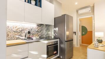 Réfrigérateur, micro-ondes, lave-vaisselle, cafetière/bouilloire