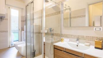 Dusche, Haartrockner, Bidet, Handtücher