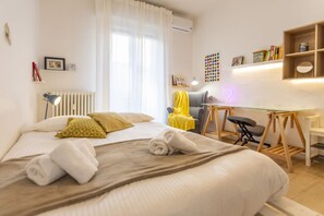 2 habitaciones, escritorio, tabla de planchar con plancha y wifi 