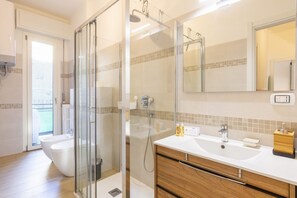 Shower, hair dryer, bidet, towels