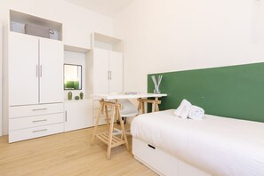 2 habitaciones, escritorio, tabla de planchar con plancha y wifi 