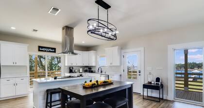 Skeeter's Place- Luxurious Back Bay Biloxi Abode! Fishermen's Paradise!