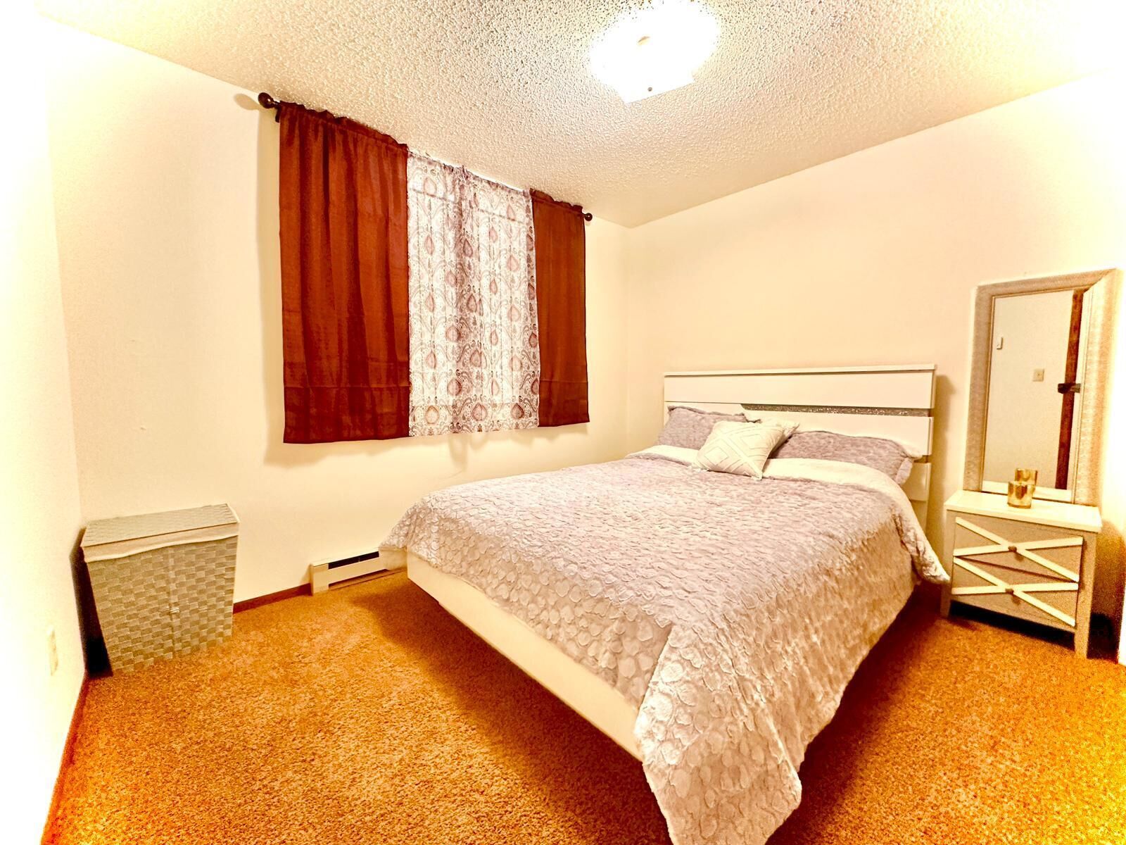  Comfy lower level Condo Great location, sleeps up to 7 guest, 3 bedroom.