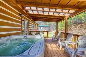 Terrace/patio - Hilltop Hideaway - 3 Bedroom 2 Bath - Private! (Sevierville)