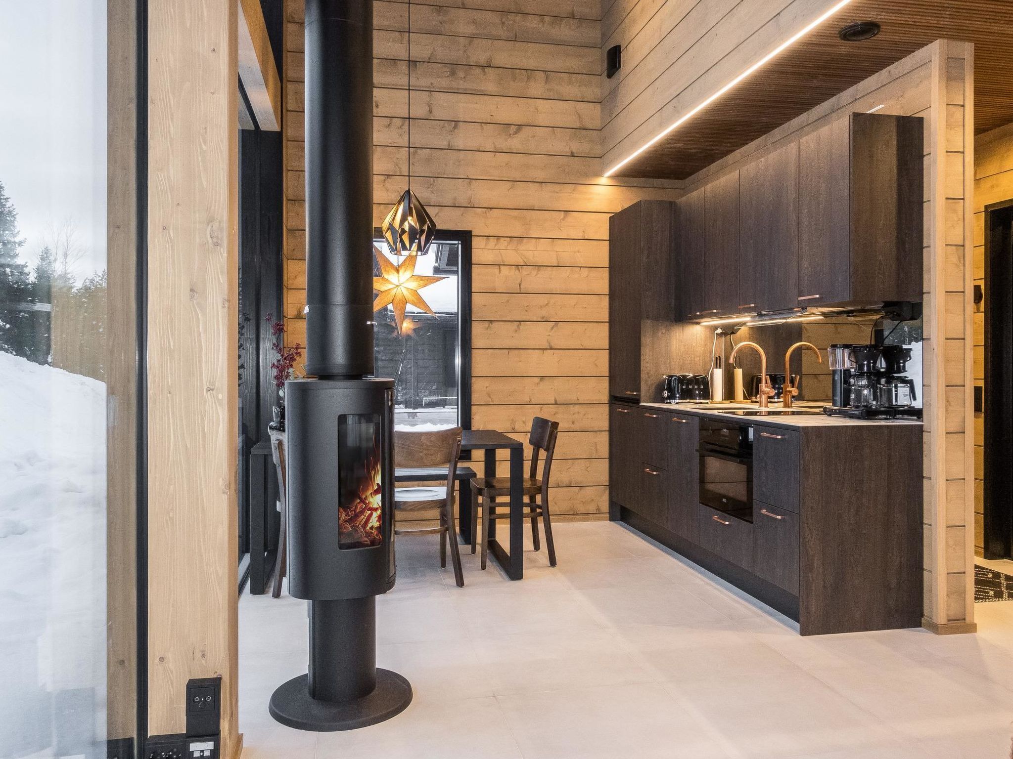 Frigorífico, microondas, lavavajillas y utensilios de cocina