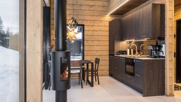 KylskÄp, mikrovÄgsugn, diskmaskin och grytor/köksredskap