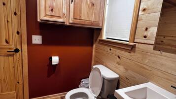 Een douche, een haardroger, handdoeken, zeep