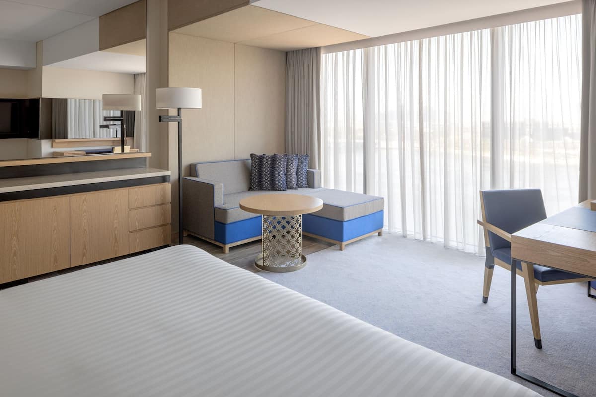 Deluxe Room, 1 King Bed, Non Smoking, City View | 1 bedroom, hypo-allergenic bedding, in-room safe, desk