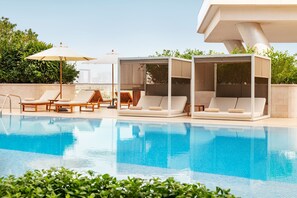 Piscine extérieure, parasols de plage, chaises longues