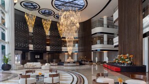 A spacious lobby with a central chandelier, seating areas, and a reception desk. - Marriott Marquis Dubai Creek (Dubai)