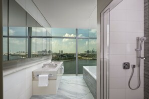 Regendusche, kostenlose Toilettenartikel, Haartrockner, Bademäntel