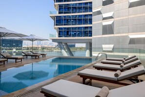 Piscina externa, funciona das 7h às 19h, guarda-sóis, espreguiçadeiras