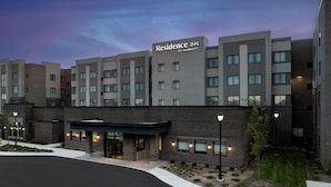 Un hotel moderno de varios pisos, con un letrero destacado de "Residence Inn by Marriott".