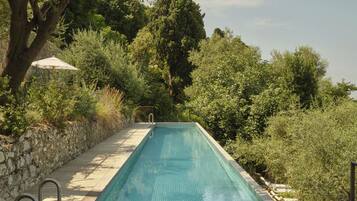 Una piscina cubierta, una piscina al aire libre