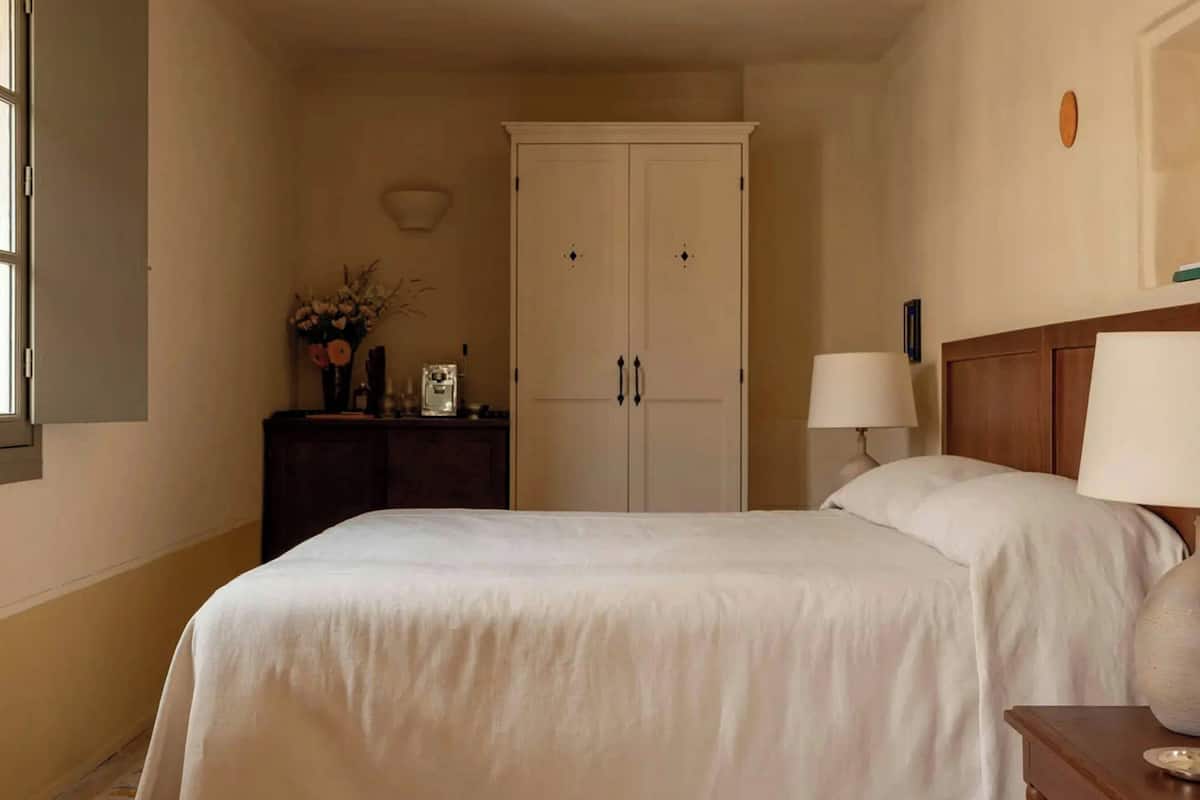 Room, 1 King Bed | Premium bedding, pillowtop beds, free minibar items, in-room safe