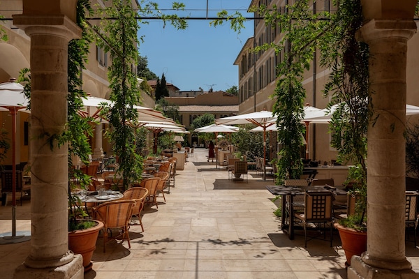 3 restaurants; breakfast, lunch, and dinner served