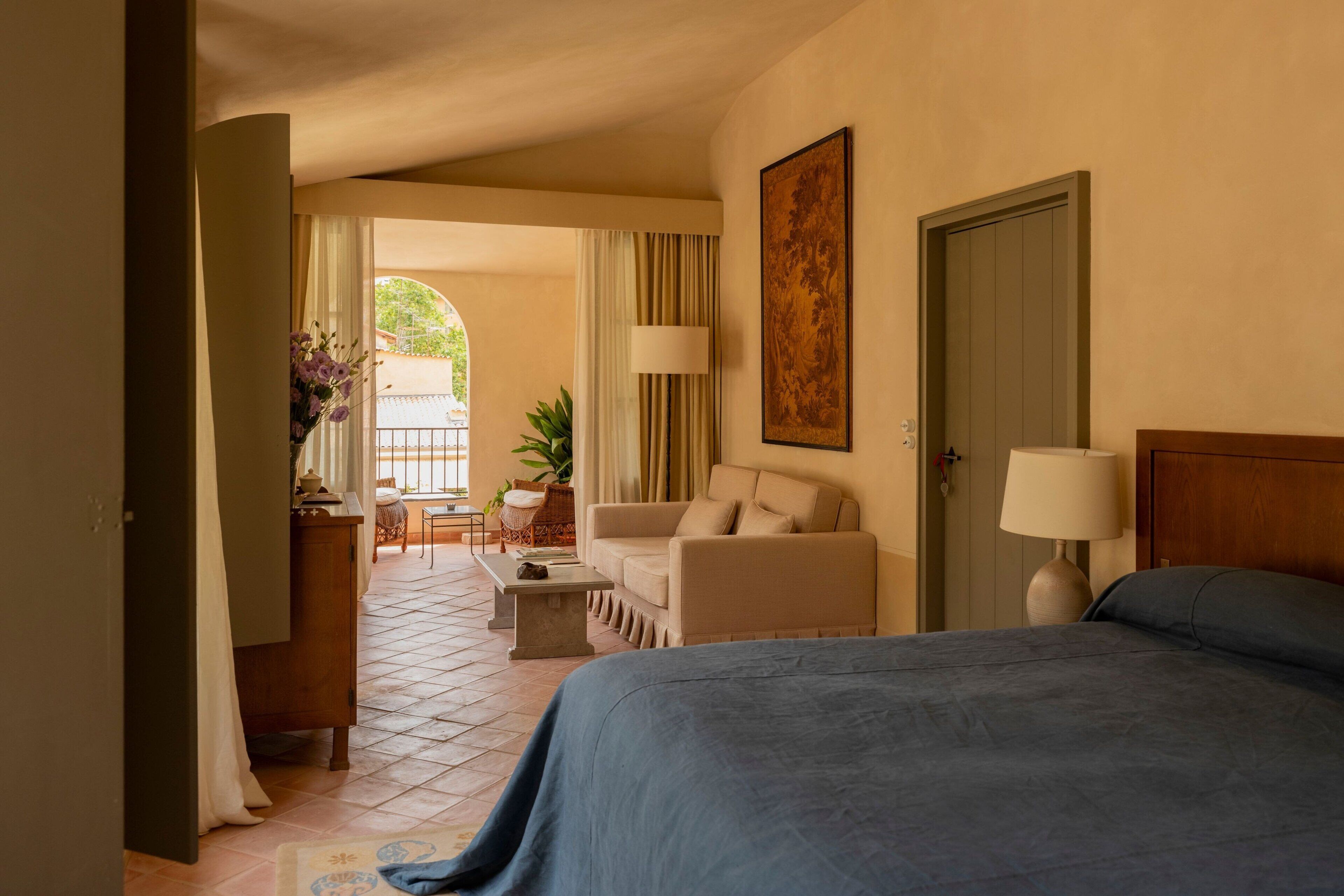 Suite du Couvent | Premium bedding, pillowtop beds, free minibar items, in-room safe