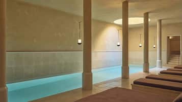Inomhuspool och utomhuspool