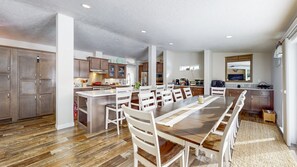 Dining - Grand Manor - Near Tamarack and Lake Cascade - AC - Pet friendly - fenced yard - trailer parking (Donnelly)
